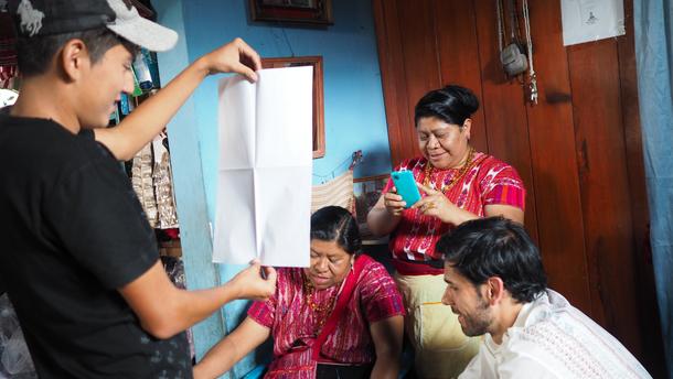 Rápidamente se hace una copia con la cámera del móvil Happiness in Pantelhó