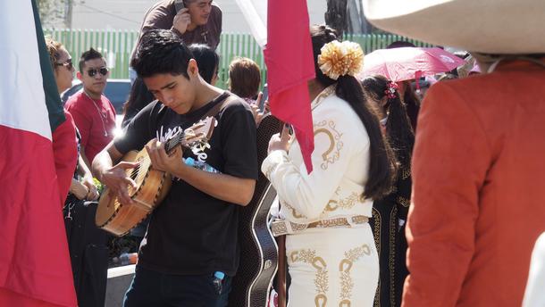 Mariachi toca la vihuela en la procesión para la Santa Cecilia World Cultural Heritage