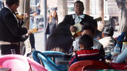 Mariachis delante del Salón Tenampa en Plaza Garibaldi Foto: Suzan Desezar